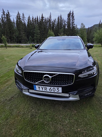 Volvo V90 Cross Country 2 of 14