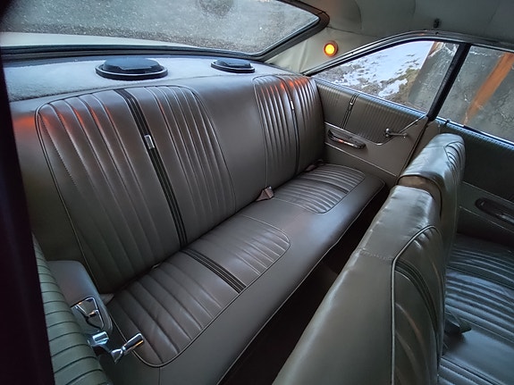 Ford Galaxie 7 of 8
