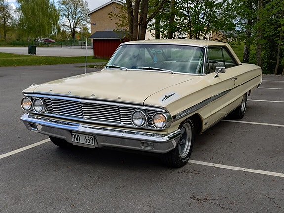 Ford Galaxie 2 of 8
