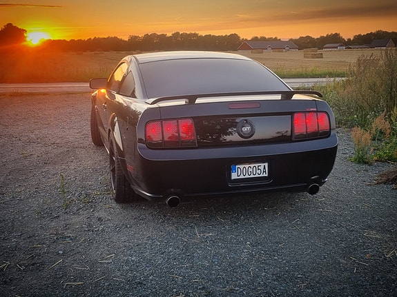 Ford Mustang 2 of 7