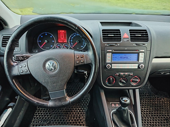 Volkswagen Golf V 3 of 3