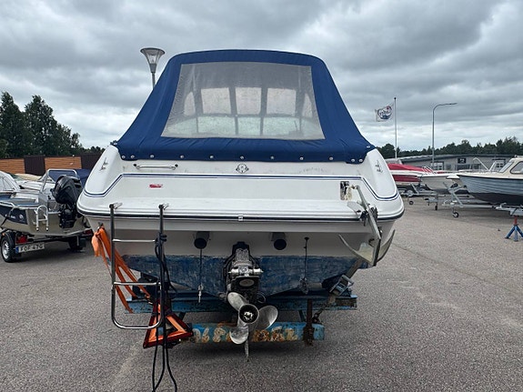 Sea Ray 220 Overnighter - MerCruiser 5.7L V8 3 of 12