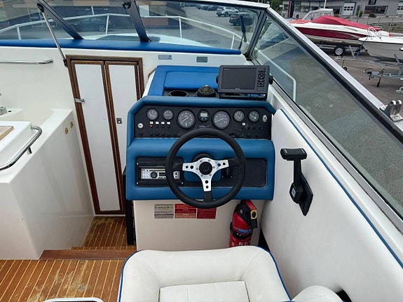 Sea Ray 220 Overnighter - MerCruiser 5.7L V8 5 of 12