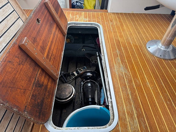 Sea Ray 220 Overnighter - MerCruiser 5.7L V8 10 of 12