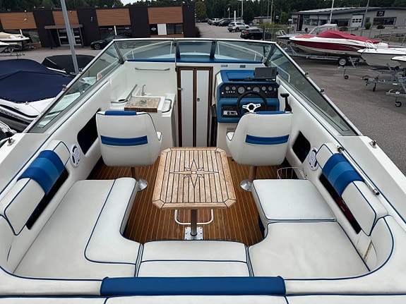 Sea Ray 220 Overnighter - MerCruiser 5.7L V8 4 of 12