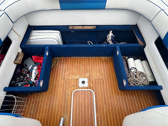 Sea Ray 220 Overnighter - MerCruiser 5.7L V8 6 of 12