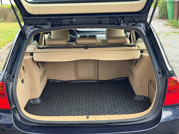 BMW 320i 5 of 8