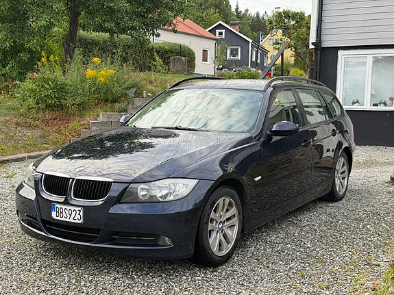 BMW 320i 2 of 8