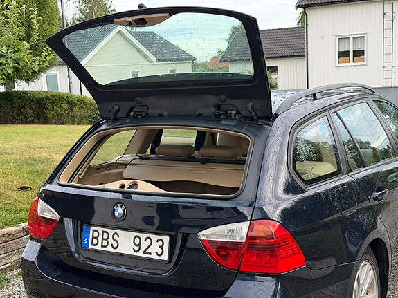 BMW 320i 4 of 8