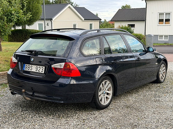BMW 320i 3 of 8