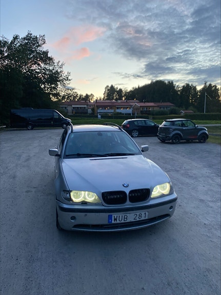BMW 320i 4 of 4