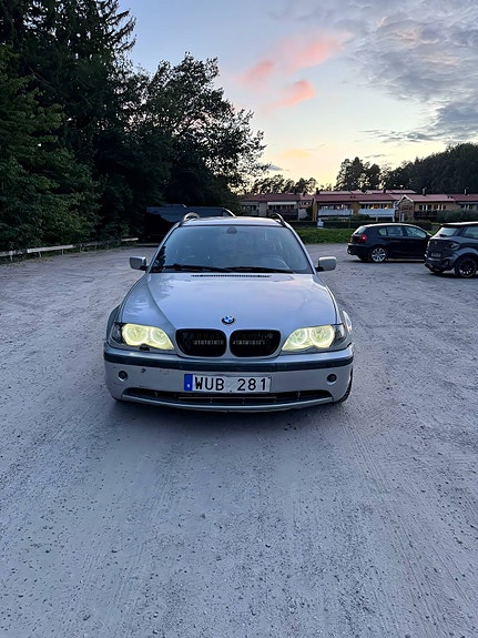 BMW 320i 2 of 4
