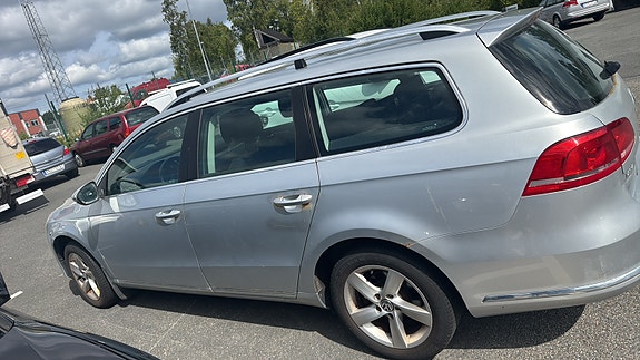 Volkswagen Passat 2 of 7