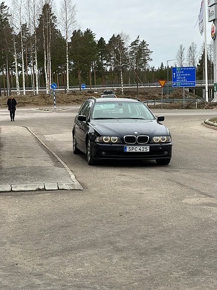 BMW 525i 2 of 8