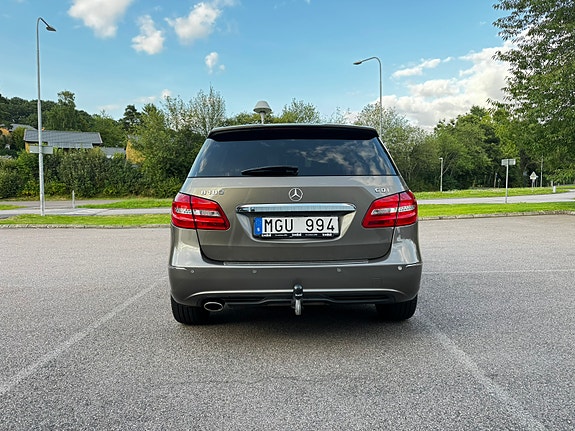 Mercedes-Benz B180 4 of 8