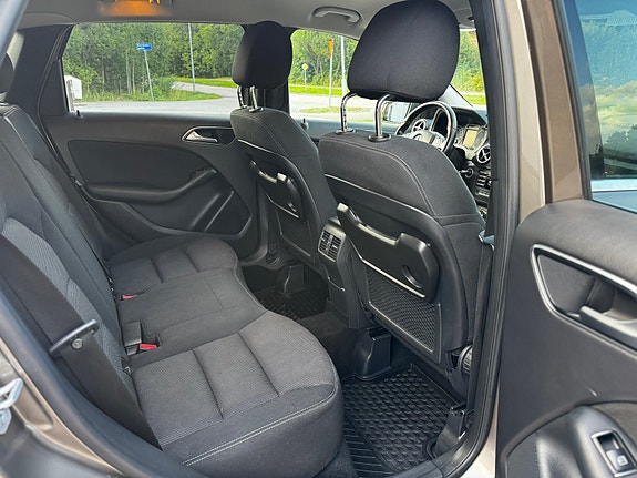 Mercedes-Benz B180 5 of 8