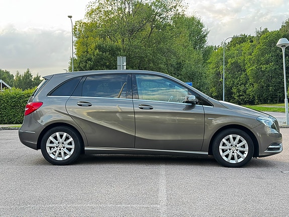 Mercedes-Benz B180 3 of 8
