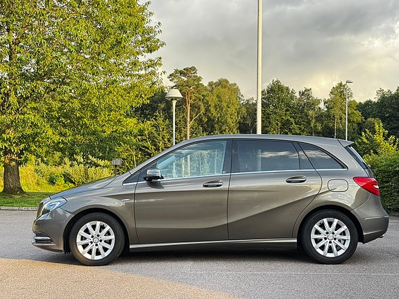 Mercedes-Benz B180 2 of 8