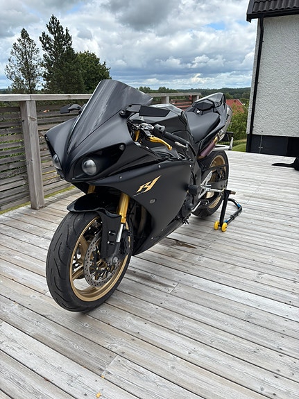 Yamaha YZF-R1 2 of 6