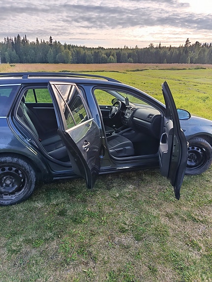 Volkswagen Golf V 8 of 8
