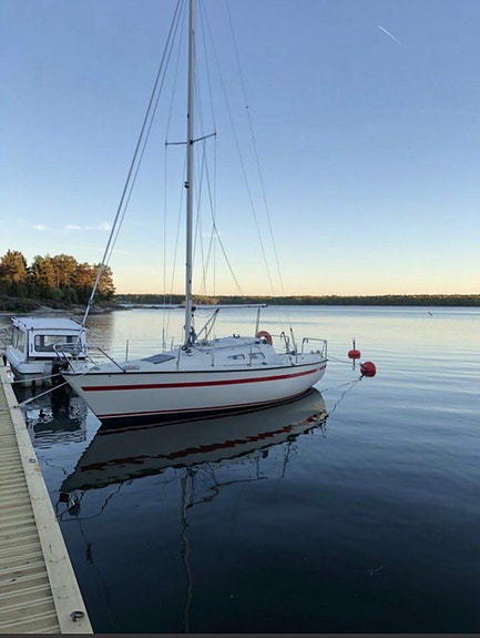 Aphrodite 25 –Rymlig och välutrustad med stora uppgraderingar, fint segelställ. 2 of 12