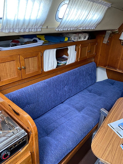 Aphrodite 25 –Rymlig och välutrustad med stora uppgraderingar, fint segelställ. 9 of 12