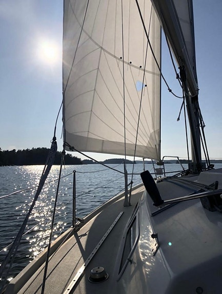 Aphrodite 25 –Rymlig och välutrustad med stora uppgraderingar, fint segelställ. 4 of 12