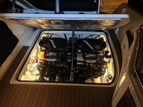 Fountain 38 Express Cruiser – 2 × 496 HO MAG 9 of 9