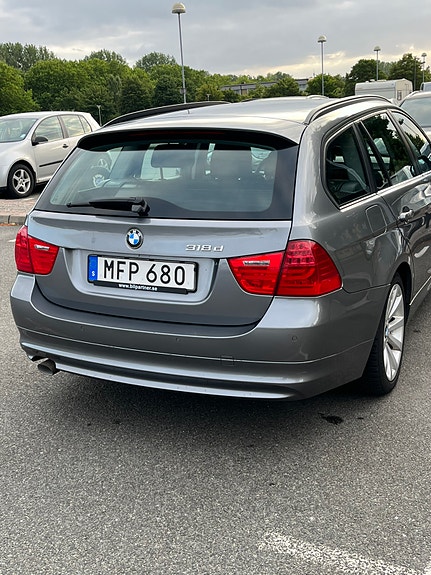 BMW 318d 2 of 3
