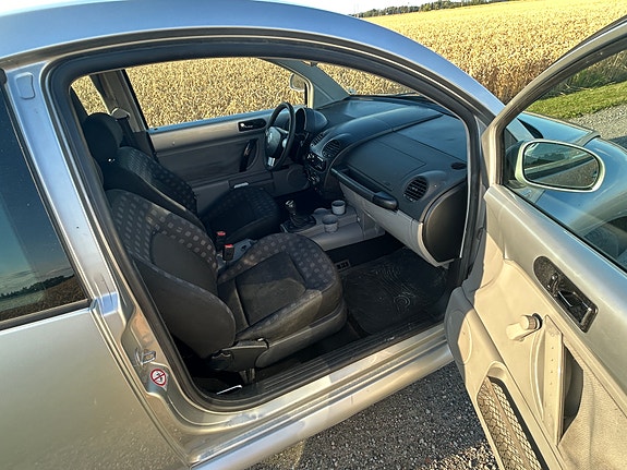 Volkswagen New Beetle 5 of 7
