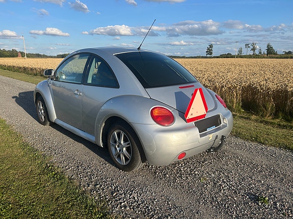 Volkswagen New Beetle 4 of 7