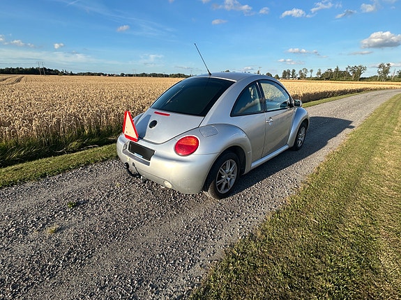 Volkswagen New Beetle 3 of 7