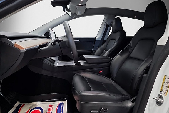 Tesla Model Y 8 of 15