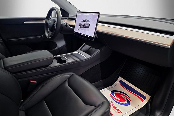 Tesla Model Y 9 of 15