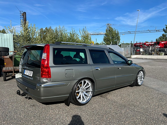 Volvo V70 3 of 5