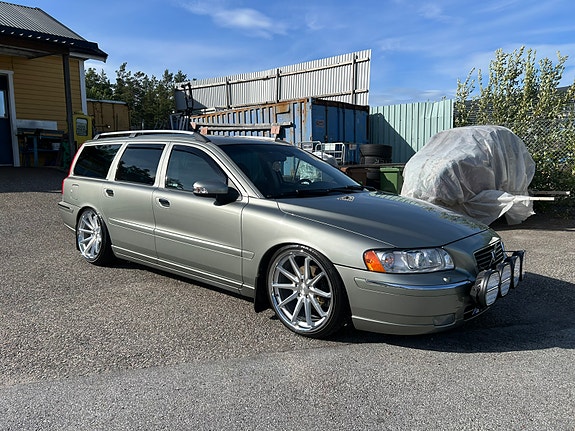 Volvo V70 2 of 5