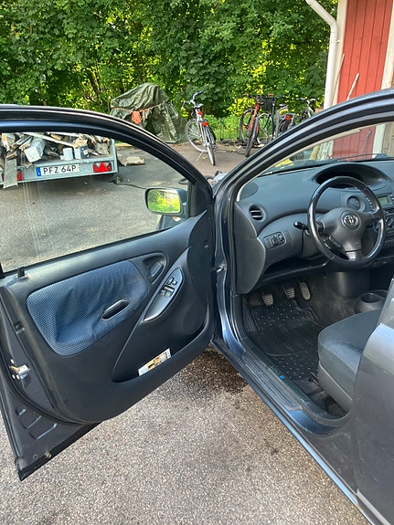 Toyota Yaris 5 of 7