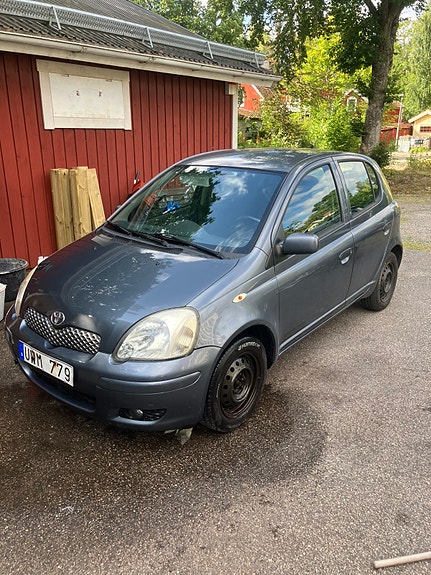 Toyota Yaris 2 of 7