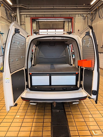 Volkswagen Caddy Alltrack 6 of 8