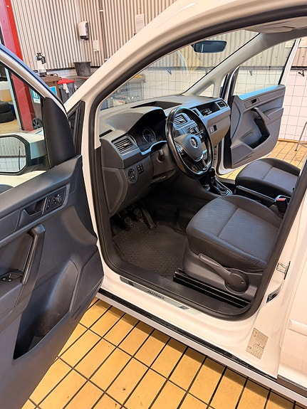 Volkswagen Caddy Alltrack 5 of 8