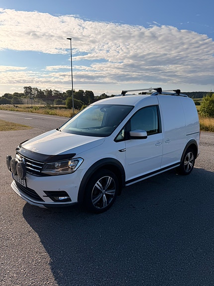 Volkswagen Caddy Alltrack 2 of 8