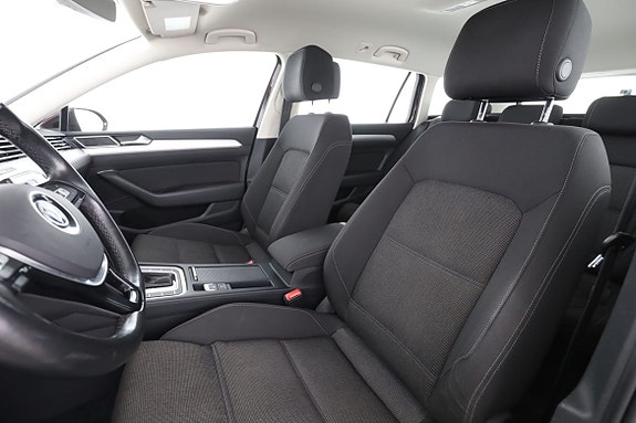 Volkswagen Passat 11 of 25