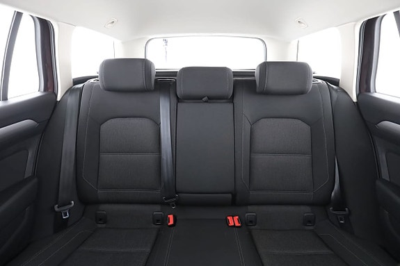 Volkswagen Passat 16 of 25