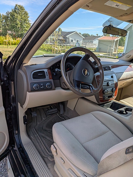 Chevrolet Tahoe 3 of 9