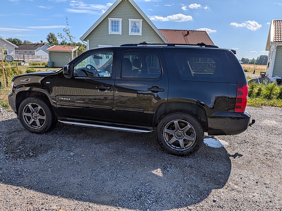 Chevrolet Tahoe 2 of 9