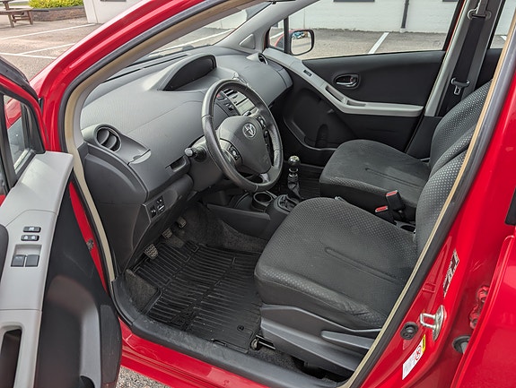 Toyota Yaris 6 of 8