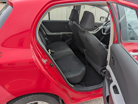 Toyota Yaris 5 of 8