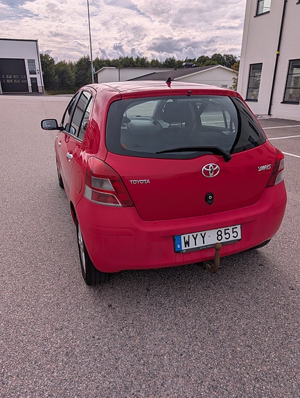 Toyota Yaris 2 of 8