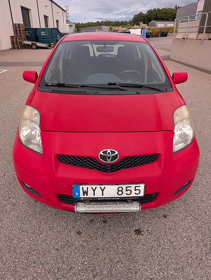 Toyota Yaris 3 of 8