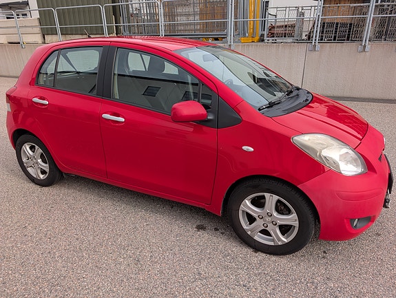 Toyota Yaris 4 of 8